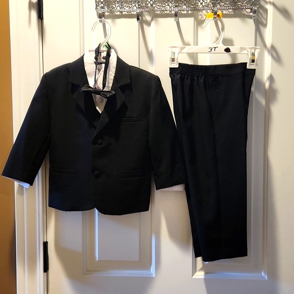 5 piece tuxedo set Size 3T